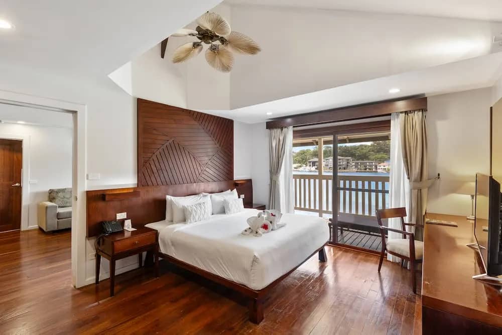 Deluxe Waterfront 2 Bedroom Villa - image