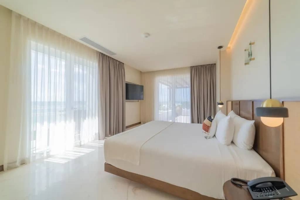 1 Bedroom Suite 1 King Sea View Sofa Bed - image