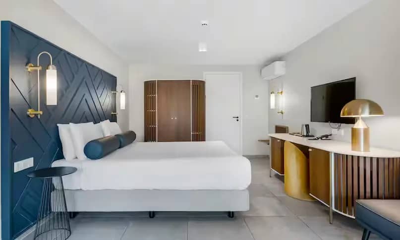 1 King Bed Deluxe Guestroom - image