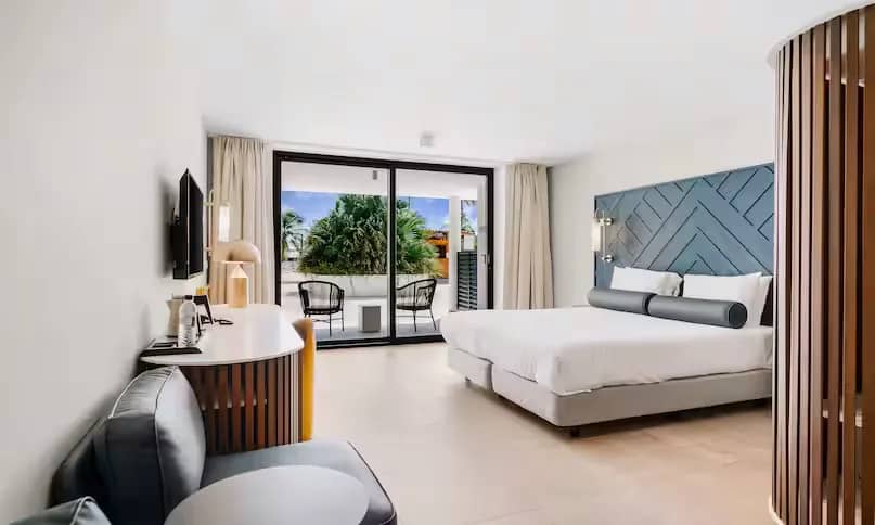 1 King Oceanfront Mobility Accessible Ri Shwr - image