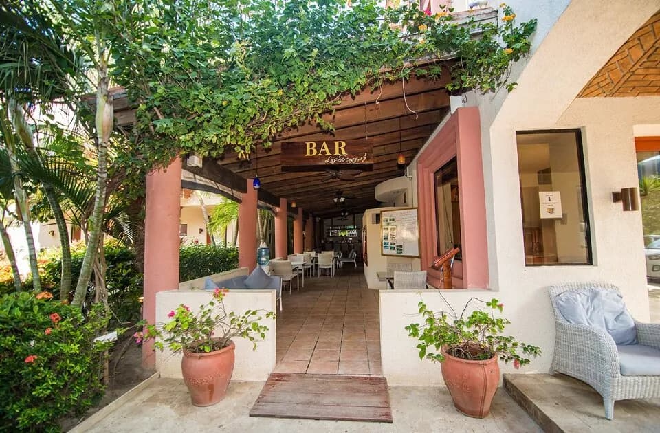 The bar at Las Sirenas by Mayan Princess Roatan