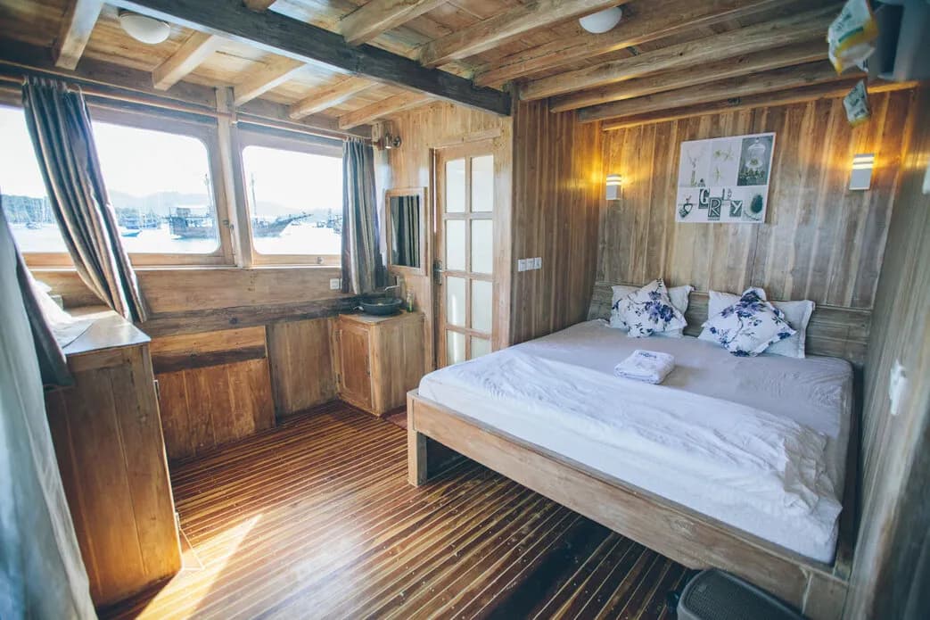 Master Double Bedroom with Balcony - image