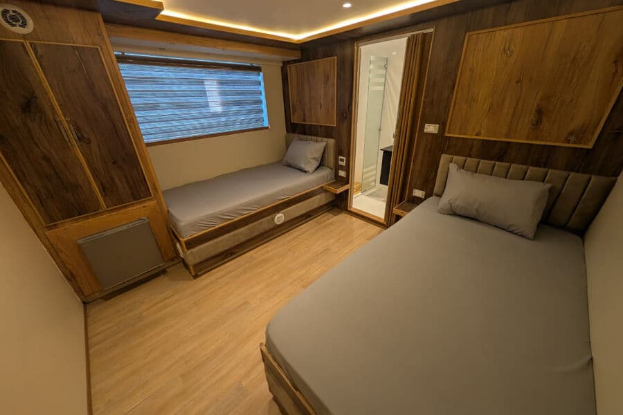 Twin Main Deck - image