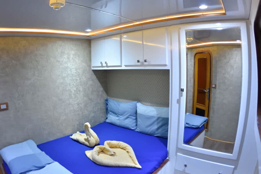 Queen-bed cabin Upper Deck - image