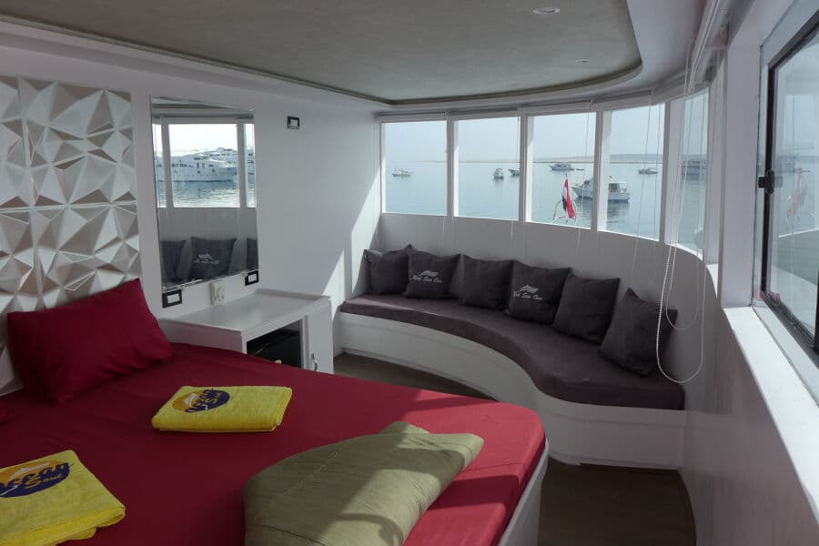 Suite (1 kingsize double bed) Upper Deck - image