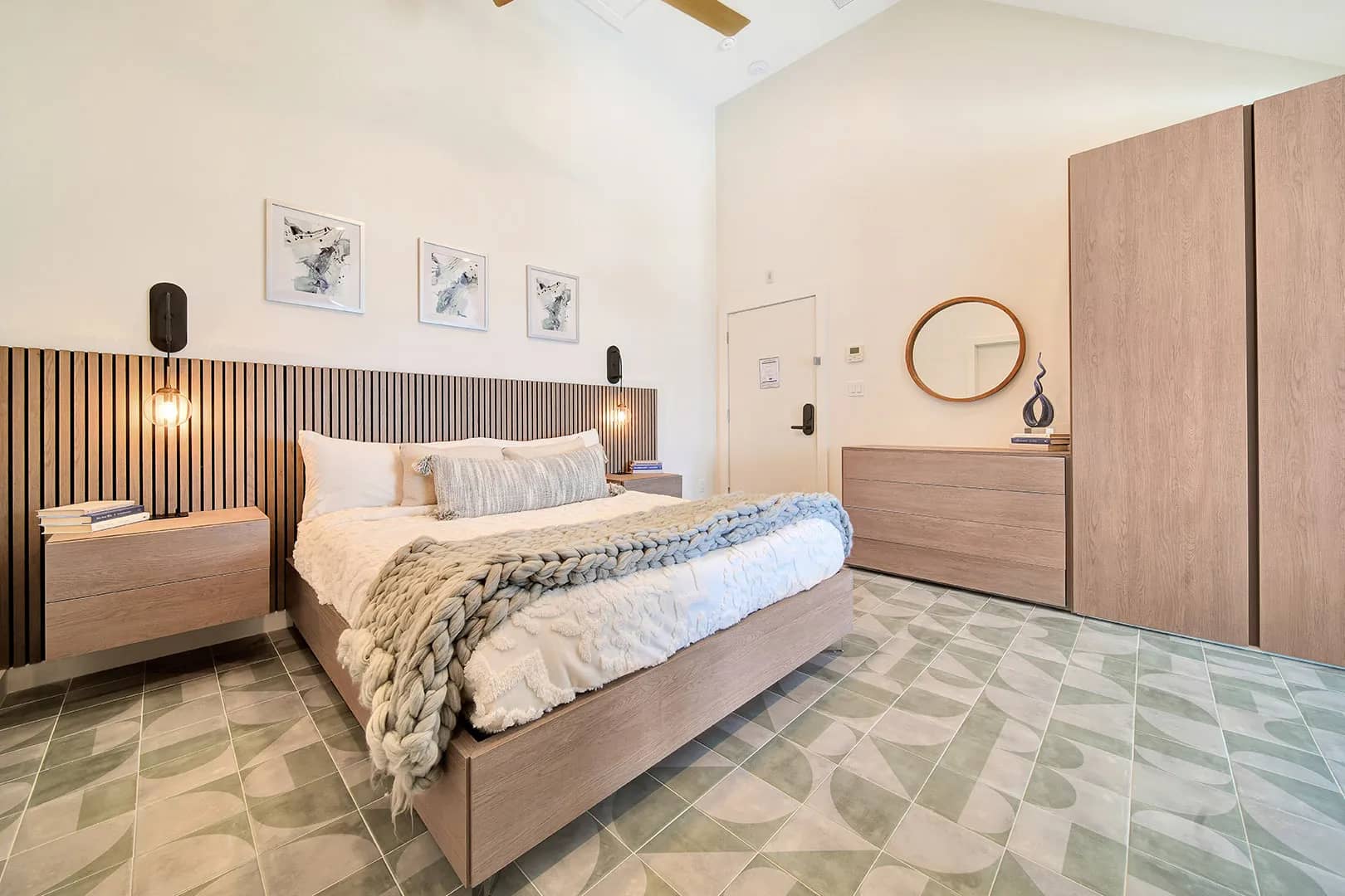 Island View Deluxe King - image Island View Deluxe King - image