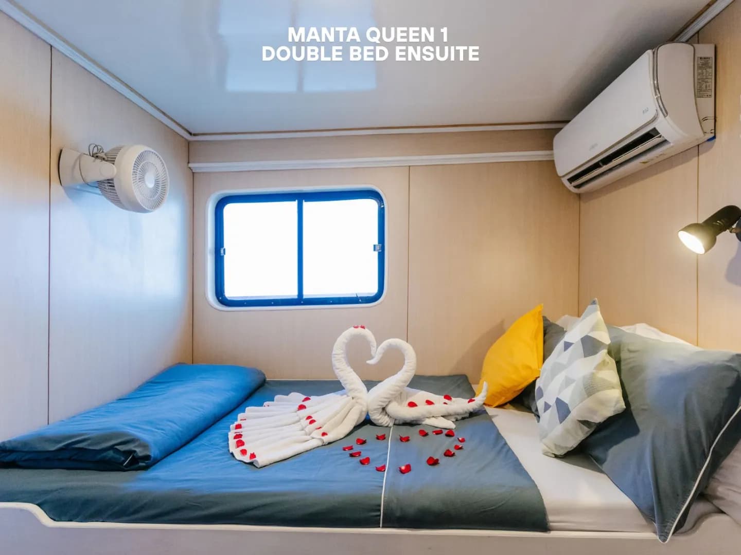 Double Bed Ensuite Cabin - image Double Bed Ensuite Cabin - image