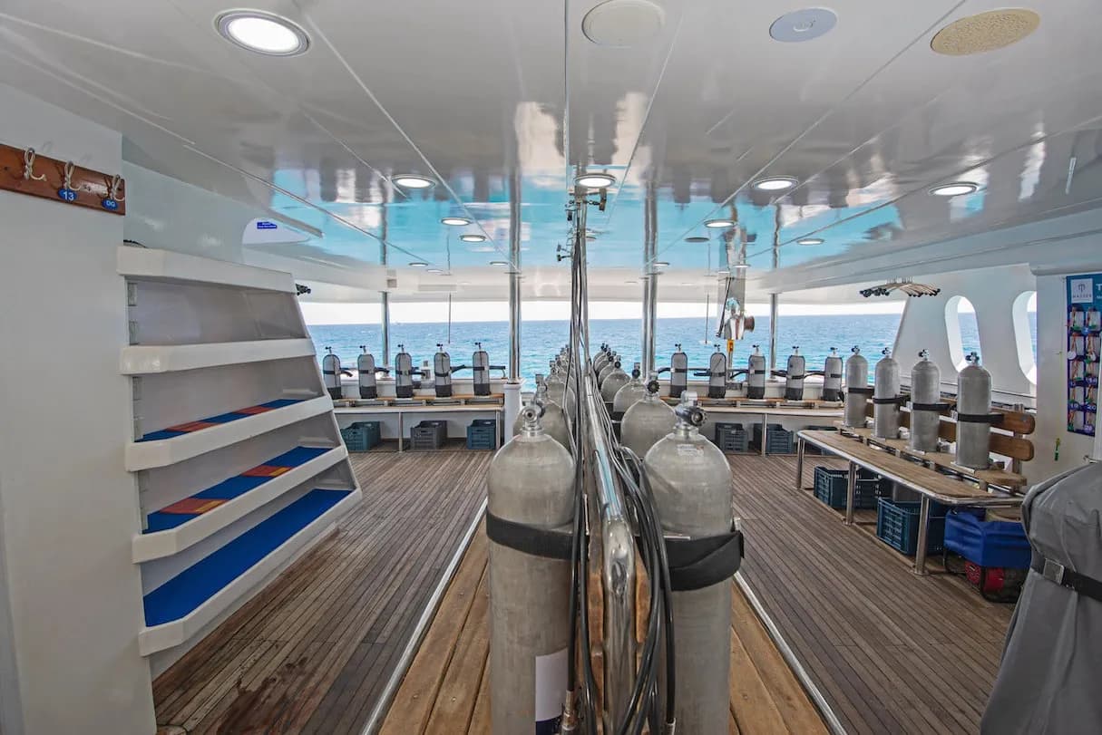 Diving deck with tanks