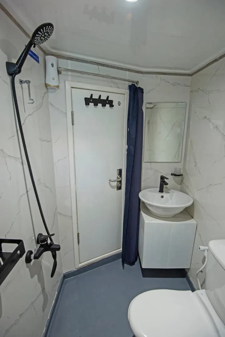 Well-equipped ensuite bathroom