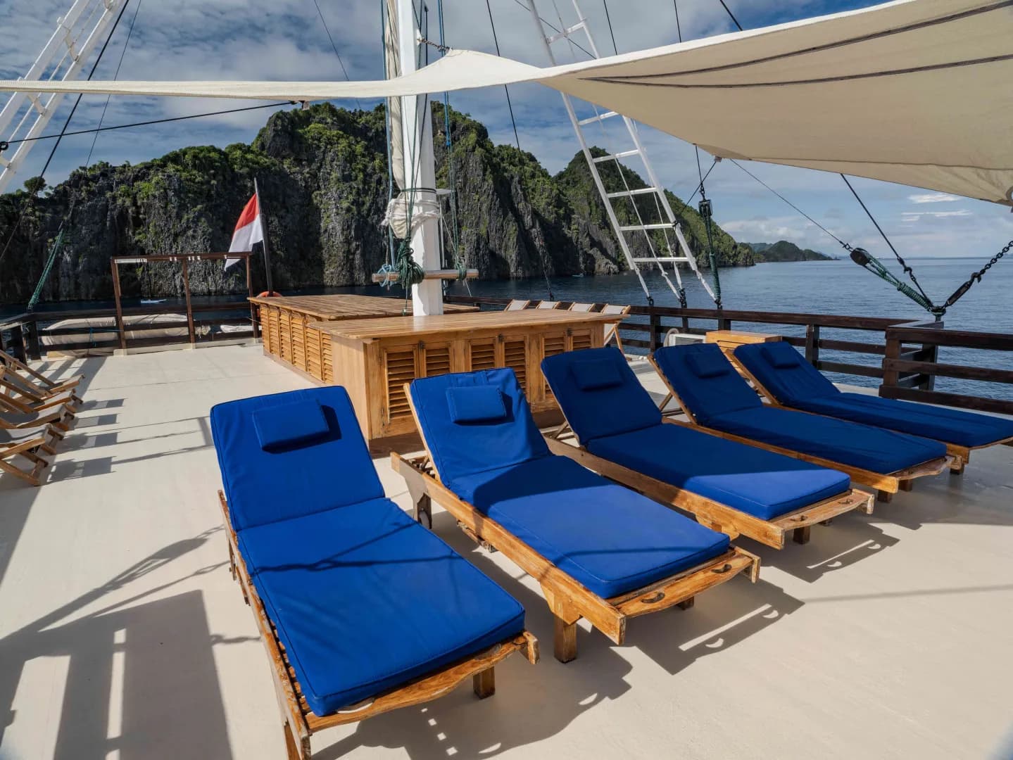 Sundeck with sunbeds