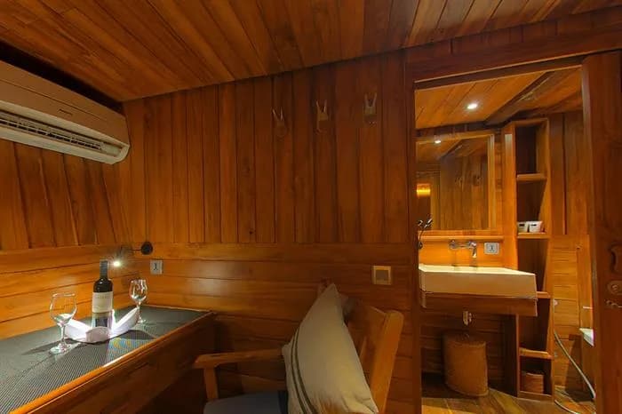 Interior of Cabin 1 on the Damai I (Dive Damai Liveaboard)