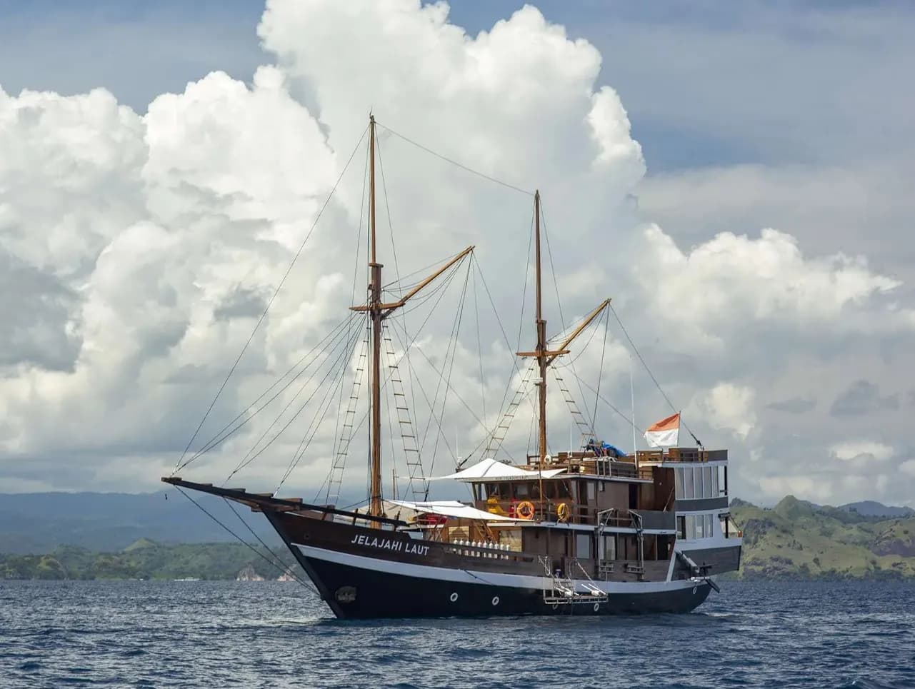 Jelajahi Laut Liveaboard on the water