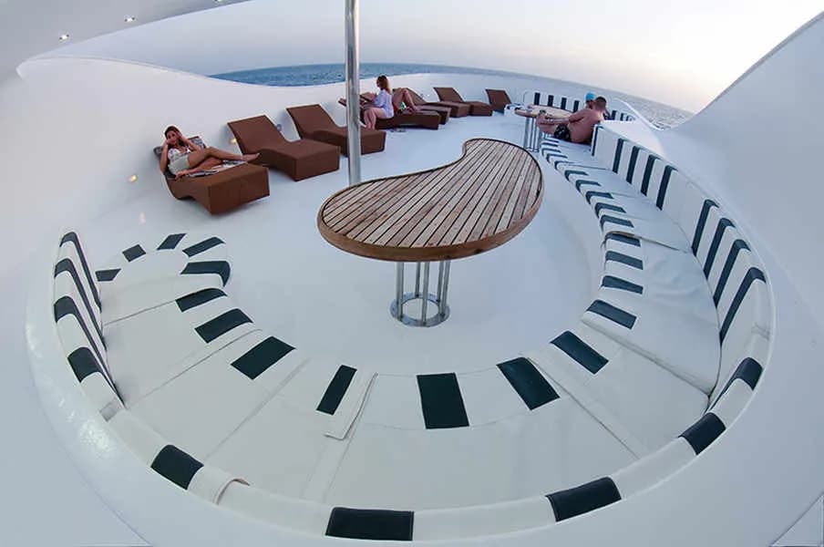 The spacious sundeck