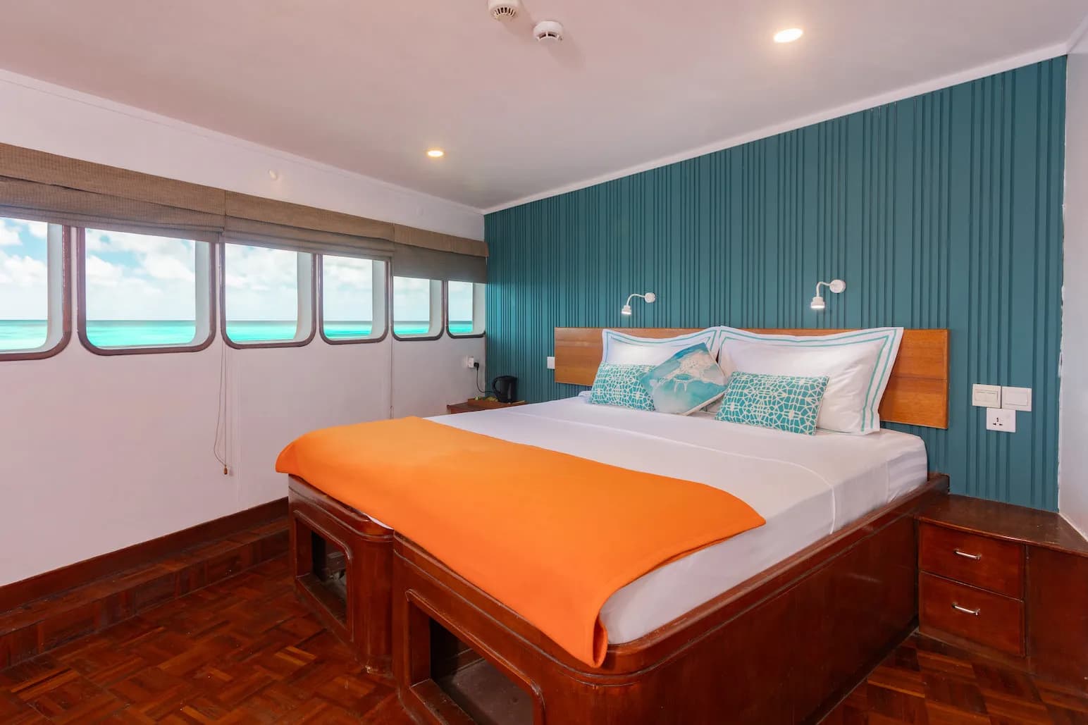 Suite with large bed and windows