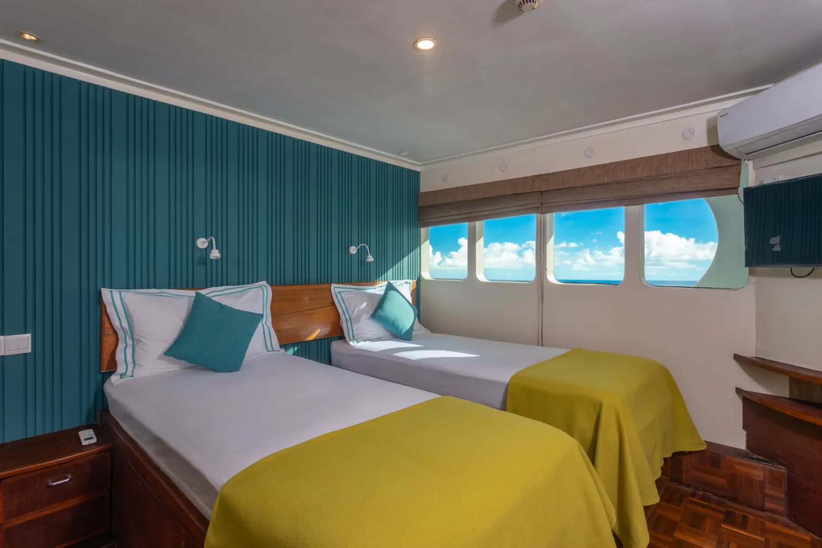 Superior Cabin with twin beds and large windows