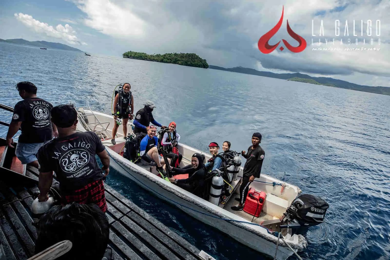 Divers on the dive dhoni