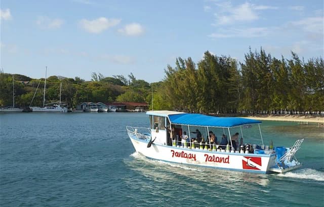 A dive boat cruises near Fantasy Island Roatan Resort.