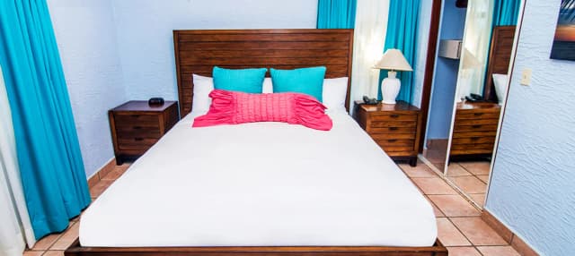 Tropical garden villa bedroom at Maya Princess Roatan