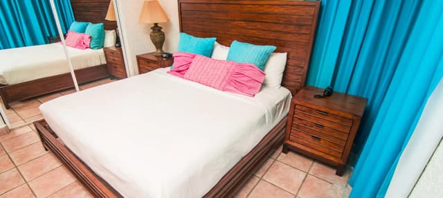 Junior Suite bedroom at Maya Princess Roatan