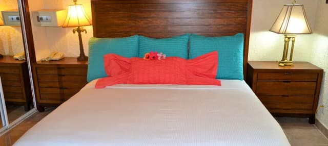 Master suite bedroom at Maya Princess Roatan