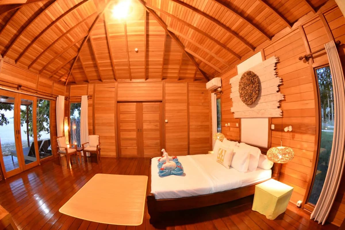 Spacious room and large bed of the Superior Bungalow Spacious room and large bed of the Superior Bungalow