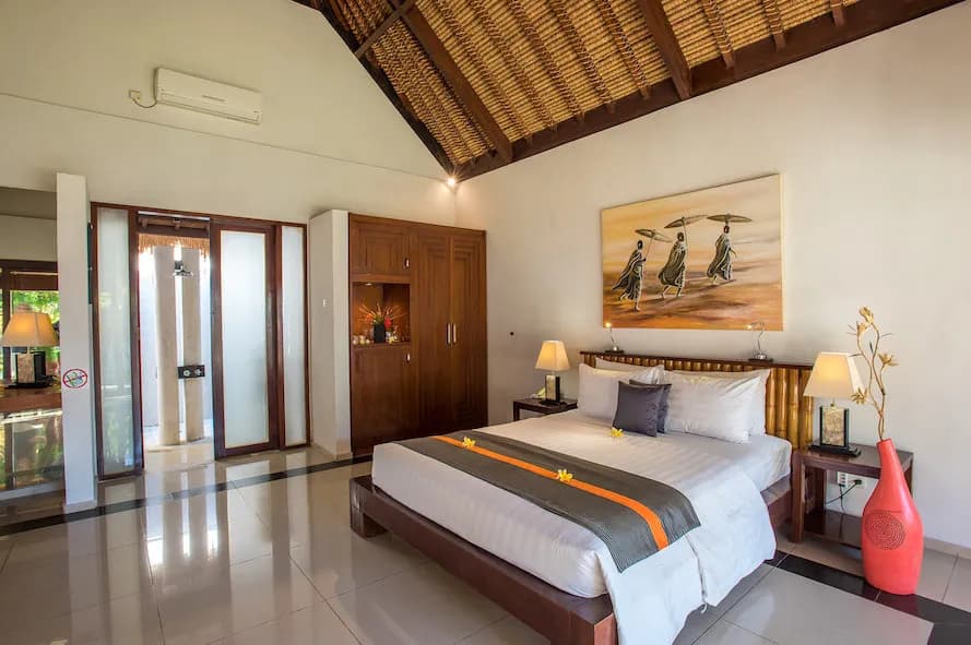Large bed and Balinese furniture in the Deluxe Bungalow Large bed and Balinese furniture in the Deluxe Bungalow
