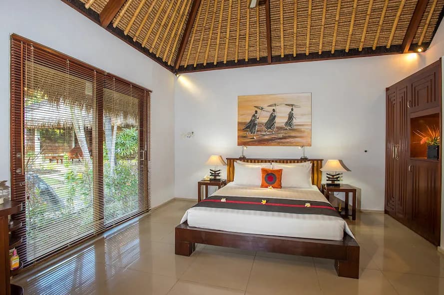 Large bed in the Superior Bungalow Large bed in the Superior Bungalow