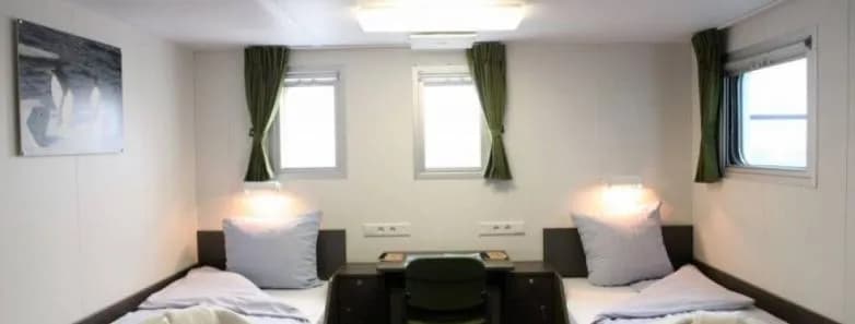 Twin Window Cabin - image Twin Window Cabin - image