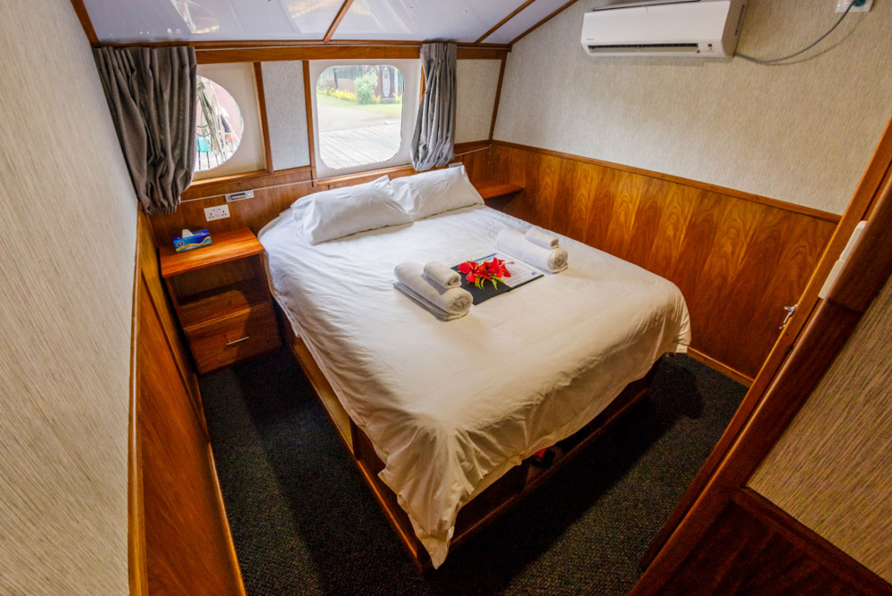 MV Oceania cabin interior