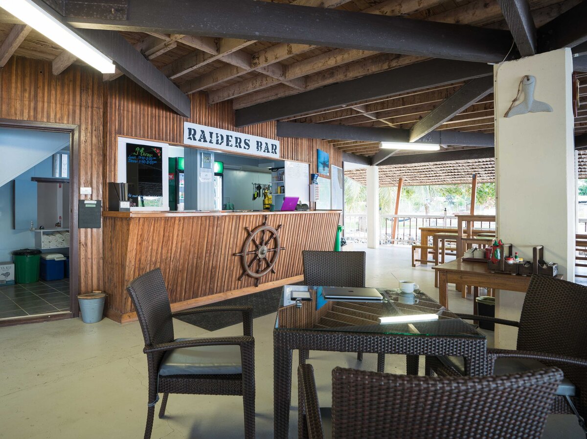 Raiders Hotel & Dive's bar