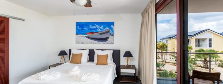 A bedroom in a 2-bedroom apartment at Delfins Beach Resort Bonaire.