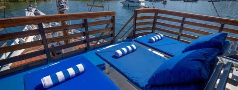 Spacious sundeck for relaxing after dives